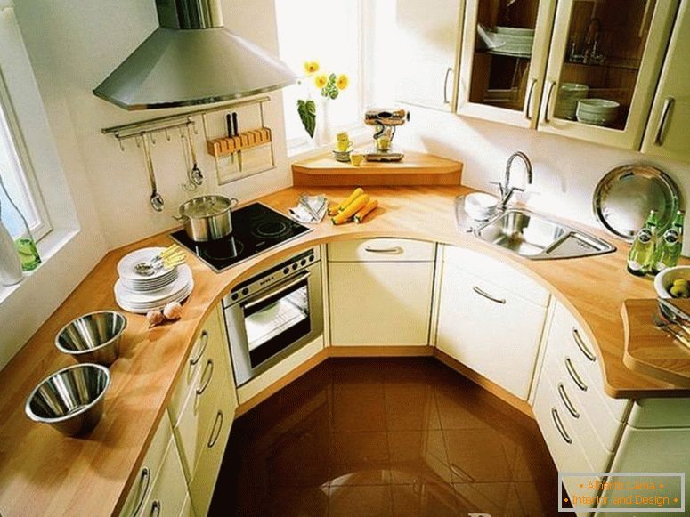 Lockers and cooker with cooker hood in the kitchen