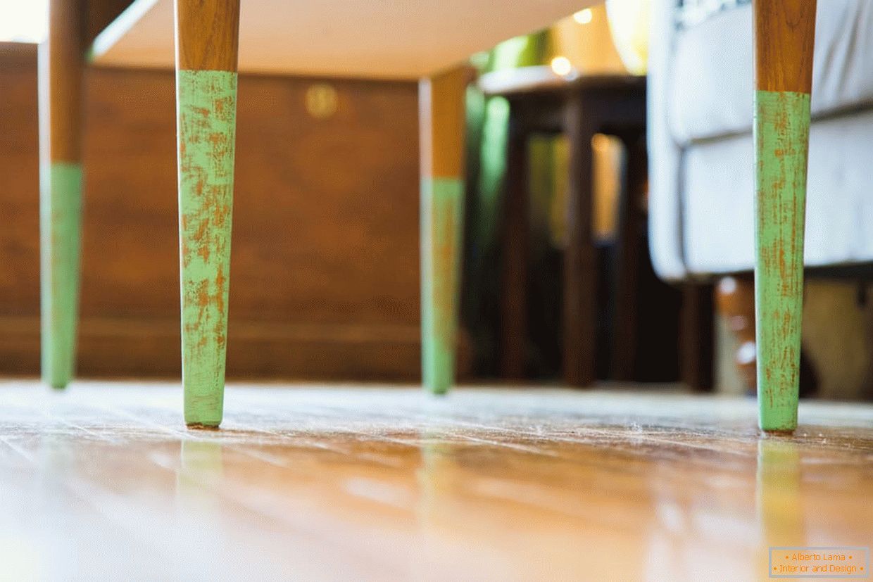 Wooden floor в интерьере маленькой квартирки