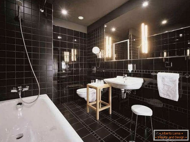 Bathя комната в черной плитке совмещенная с туалетом