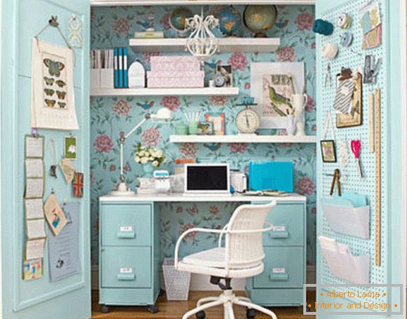 Working area in a gentle turquoise color