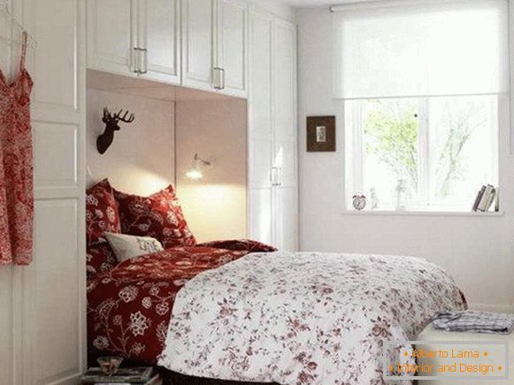 Bedroom in white with red accents