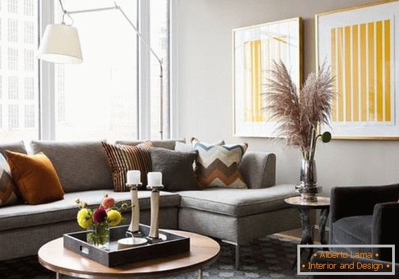 Gray sofa and carpet in combination with other colors in the interior