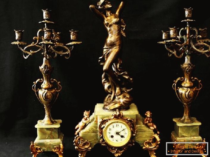 Classic set - two bronze candelabras and exquisite watches. Ideal decoration for the fireplace.