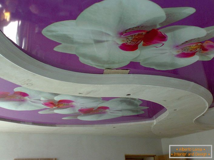 Composition with flowers on stretch ceilings with photo printing - an interesting solution for decorating the living room.