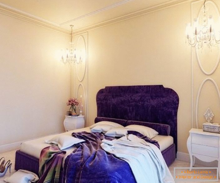 A rich purple color looks profitable against the background of light walls. The walls of a light peach shade are decorated with clay stucco of white color.