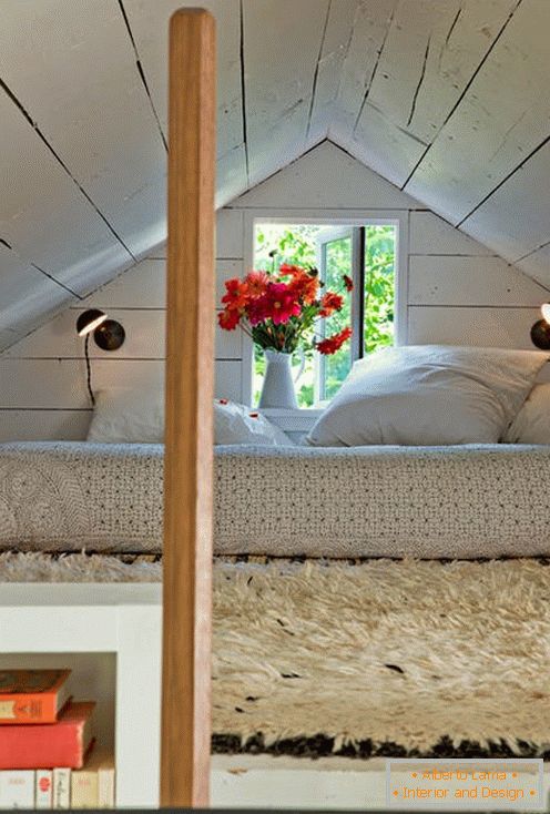 Bedroom in the attic в крошечном доме