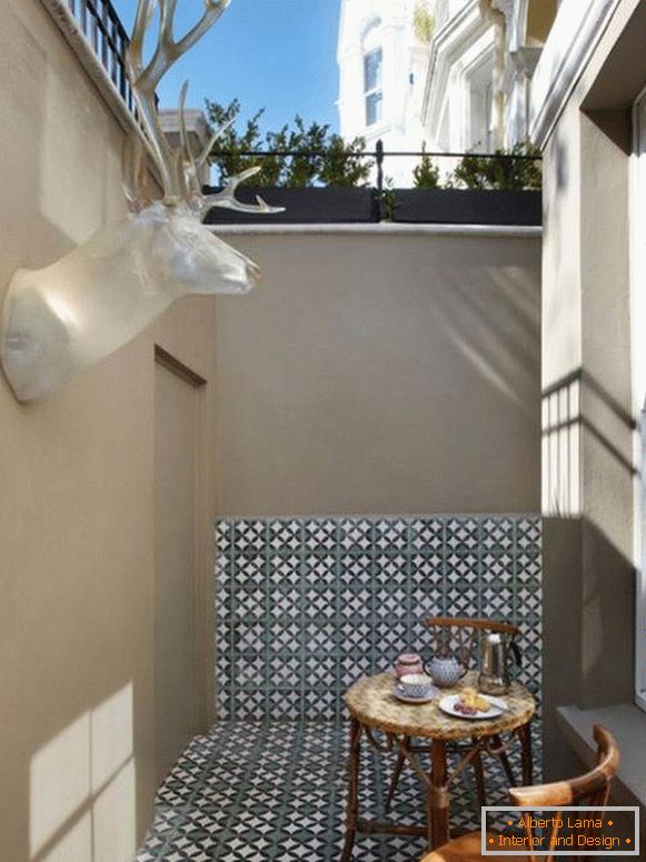 Simple patio design without plants