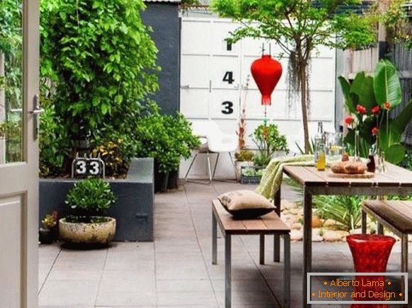 Design of a courtyard with red accents