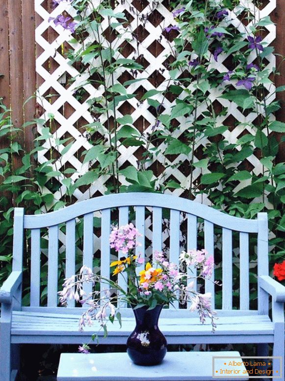 Idea for decorating a fence in the yard