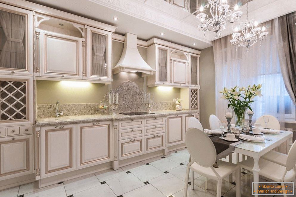 Kitchen with a mirror ceiling