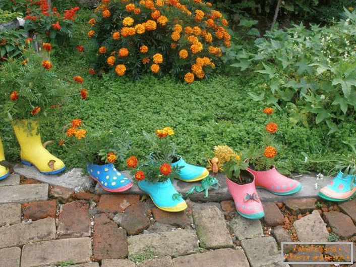 Old galoshes can also come in handy if you decide to decorate your yard creatively. 
