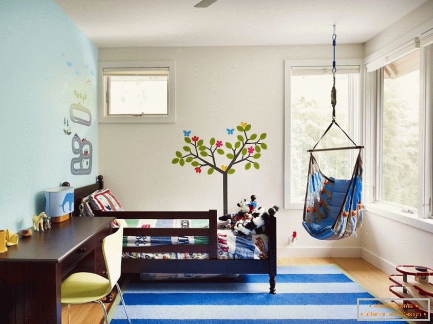 Suspended frameless armchair in the children's room