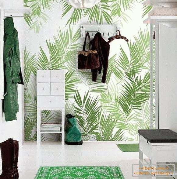 Wallpapers with exotic ornaments in the hallway
