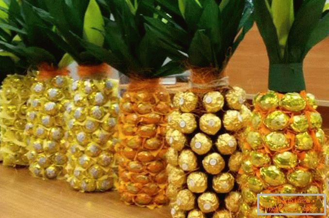 How to decorate a bottle of champagne with sweets and paper