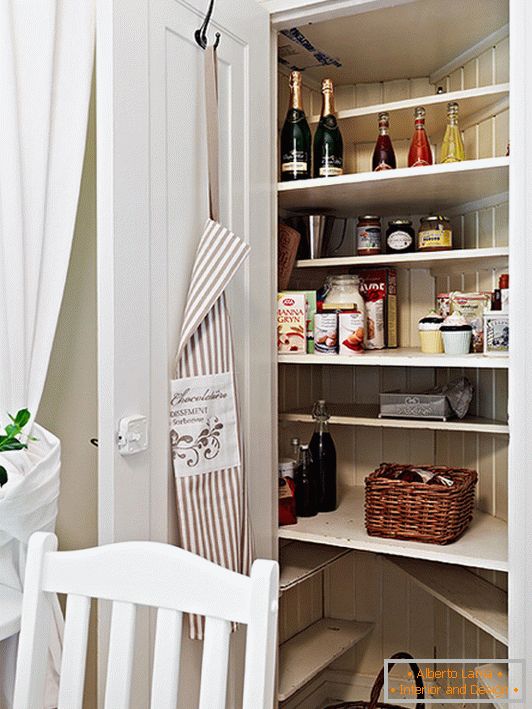 Spacious pantry in the kitchen