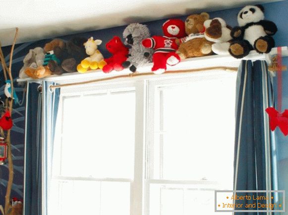 Decorating the cornice with children's toys