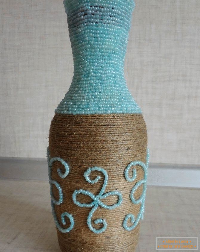 Decoration of a vase of twine and beads