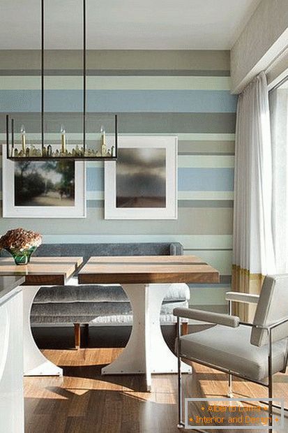 Striped wallpaper in the dining room