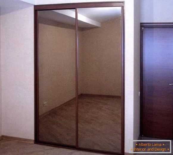 Built-in wardrobe with two mirrored doors