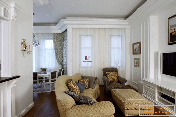 To design the guest room used light colors. Furniture beige harmoniously combined with white decoration of the walls.