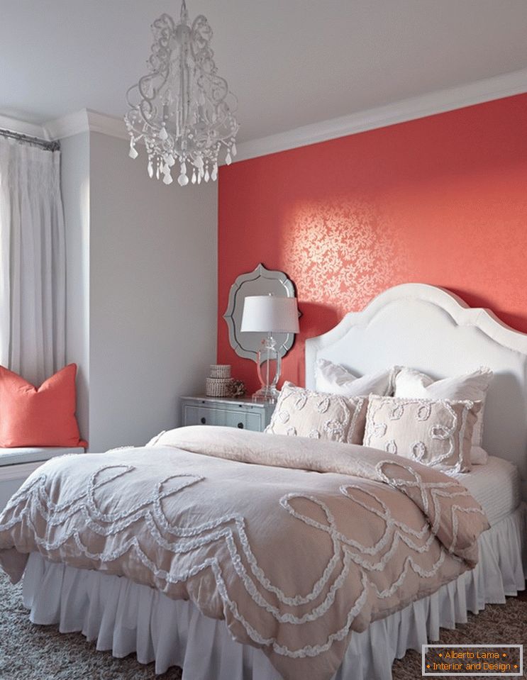 Brightly red wallpaper in the interior of the bedroom, does not cut the eyes?