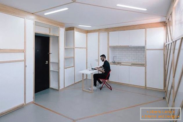 Working area in an apartment with movable walls