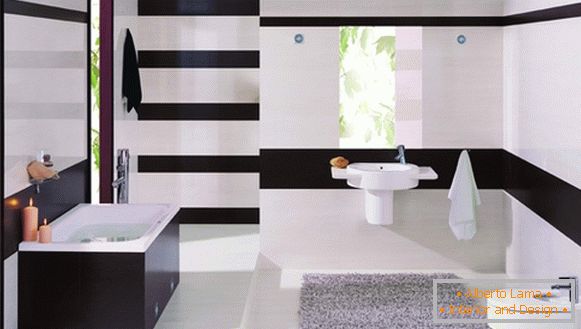 Horizontal stripes in the interior of a small bathroom