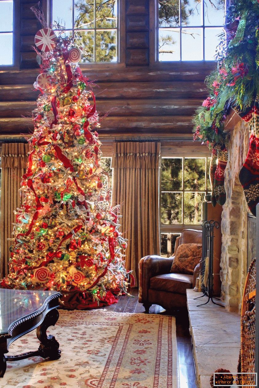 A huge Christmas tree decorated with glass toys