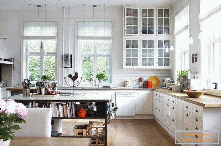 A spacious kitchen in the Scandinavian style should be as light as possible. Priority is given to daylight, so the kitchen is equipped with large windows with wooden frames. 