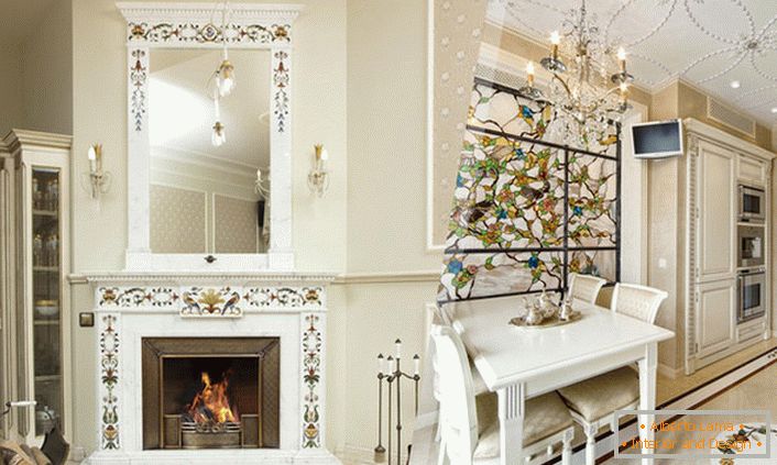 The marble fireplace and the interior of the living room as a whole are the perfect design solution.