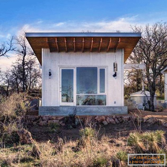 Small inexpensive wooden house in the USA: фасад