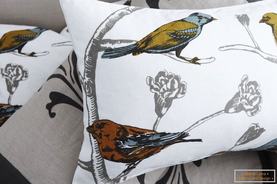 Print with birds on pillows