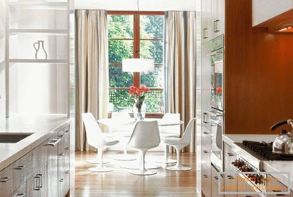 The idea of ​​decorating a kitchen window with long curtains