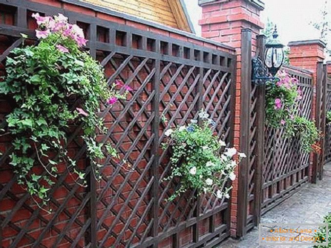 what kind of fence better to put in a private house