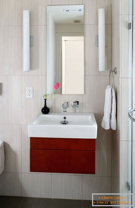 Bright accents in the interior of a small bathroom