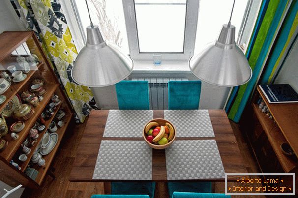 Bright accents in the dining room