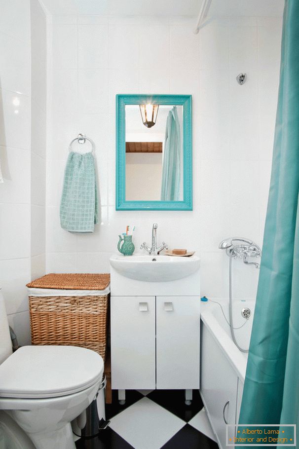 Turquoise accents in the bathroom