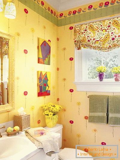 Flowers and curtains in the bathroom
