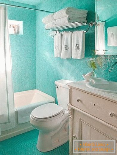 Turquoise mosaic in the bathroom