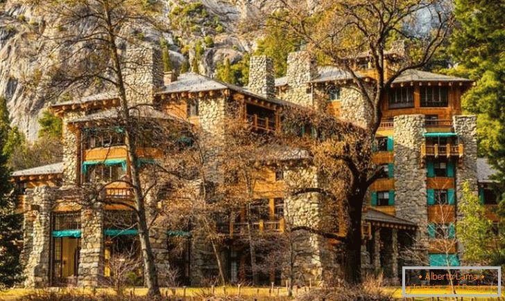 A view of the hotel Ahwahnee, Yosemite Park, USA