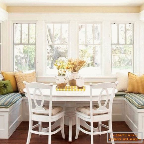 kitchen dining room with bay window, photo 32