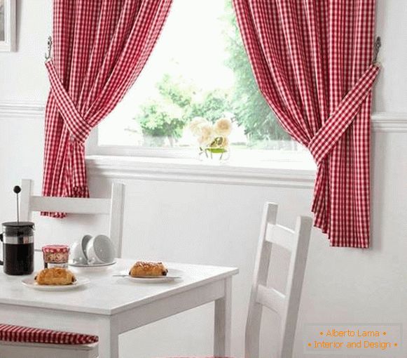 Checkered curtains in the kitchen in country style - photo in the interior