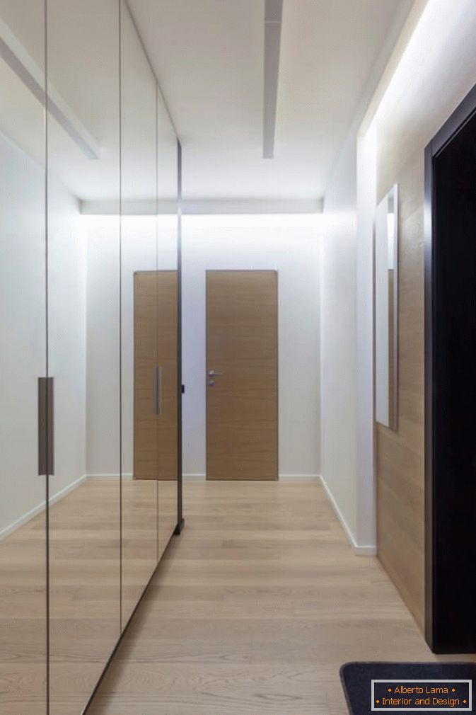 Mirror cabinet in the corridor