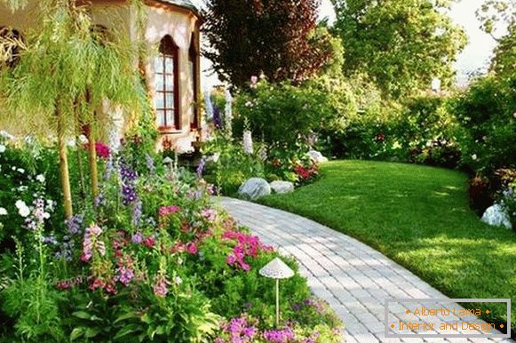 Landscaping of the courtyard of a private house, photo 10