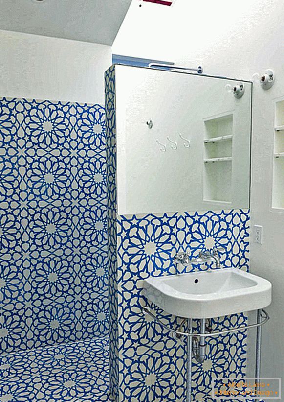 Blue floral pattern on the wall in the bathroom