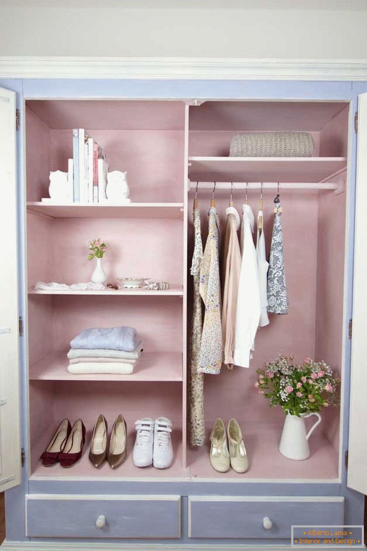 small-wardrobe room