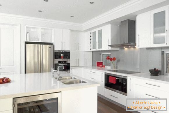 Glossy kitchen in white tones