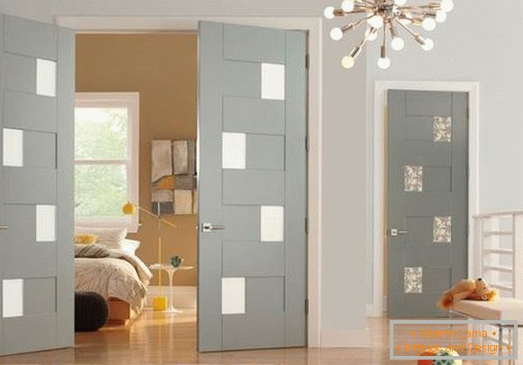 Light color of doors and floors in the interior - photo