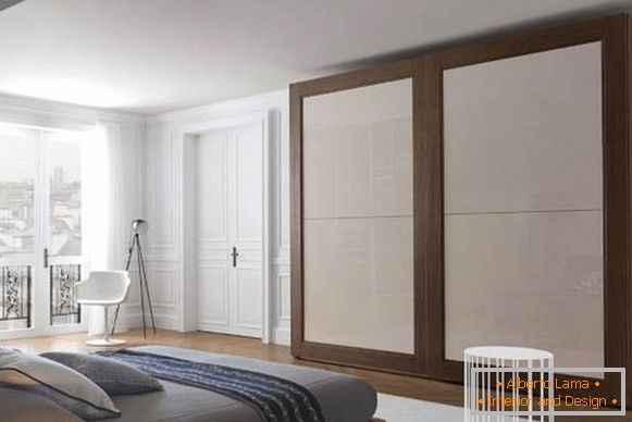 Classic white doors in the interior of the apartment - photo bedroom