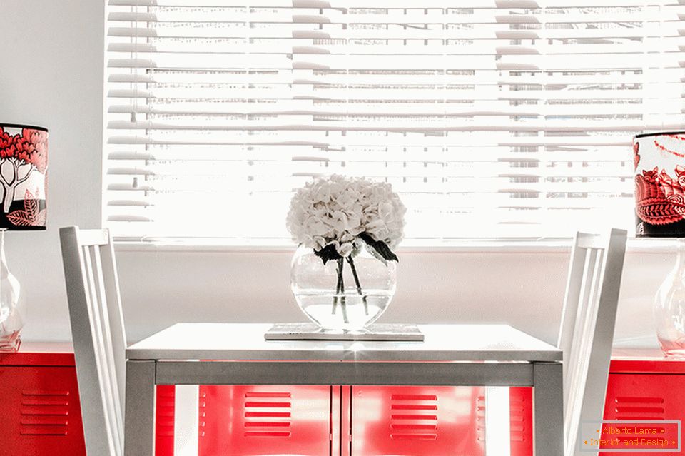 Red accents in the decoration of the dining room